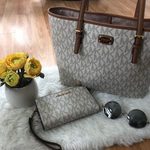 Michael Kors Signature Wristlet/Wallet